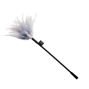 Fifty Shades Of Grey - Tease Feather Tickler Gri pe Vibreaza.ro